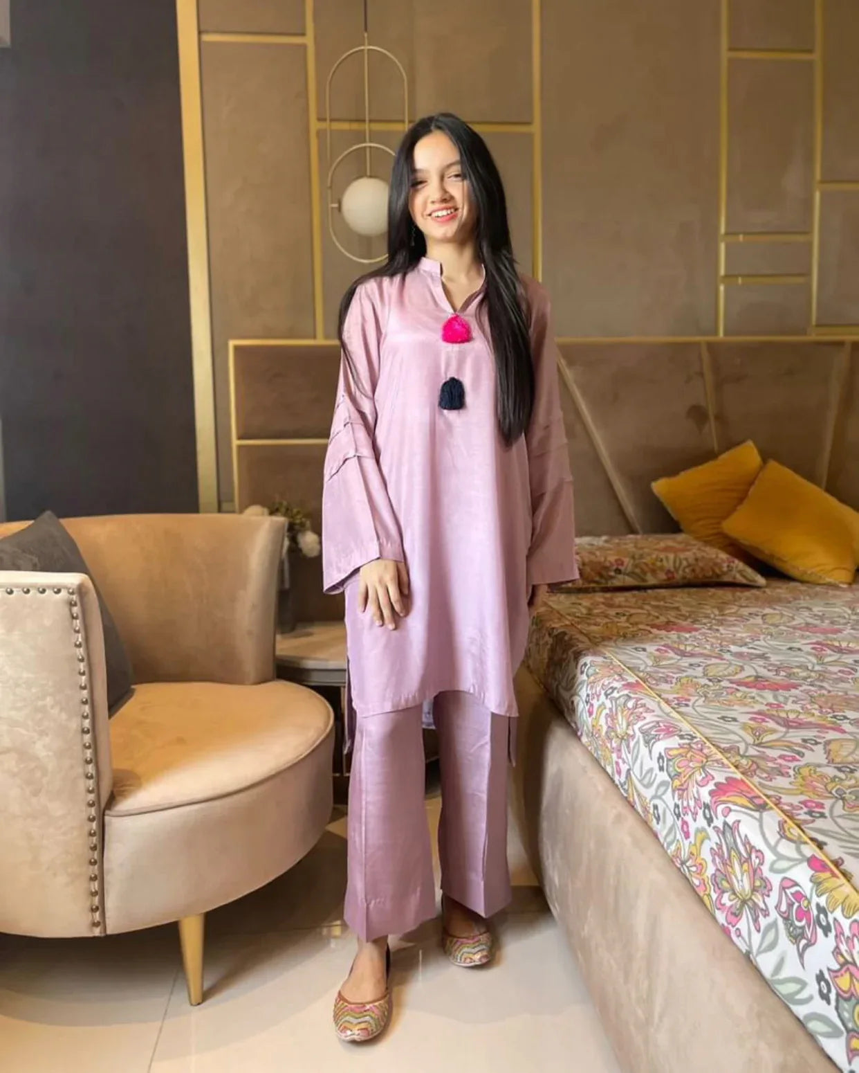 Pakistani Actress Aina Asif wearing a lilac two-piece cotton silk suit with a V-neckline shirt and culotte.
