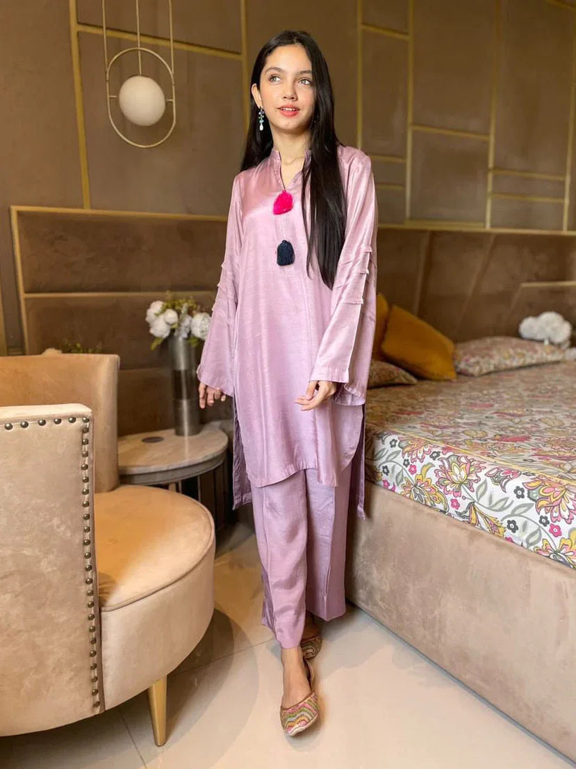 Pakistani Actress Aina Asif wearing a lilac two-piece cotton silk suit with a V-neckline shirt and culotte.