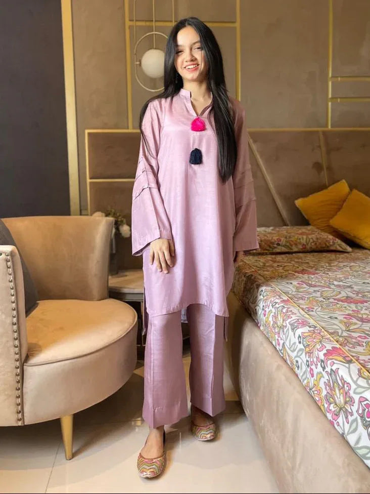 Pakistani Actress Aina Asif wearing a lilac two-piece cotton silk suit with a V-neckline shirt and culotte.
