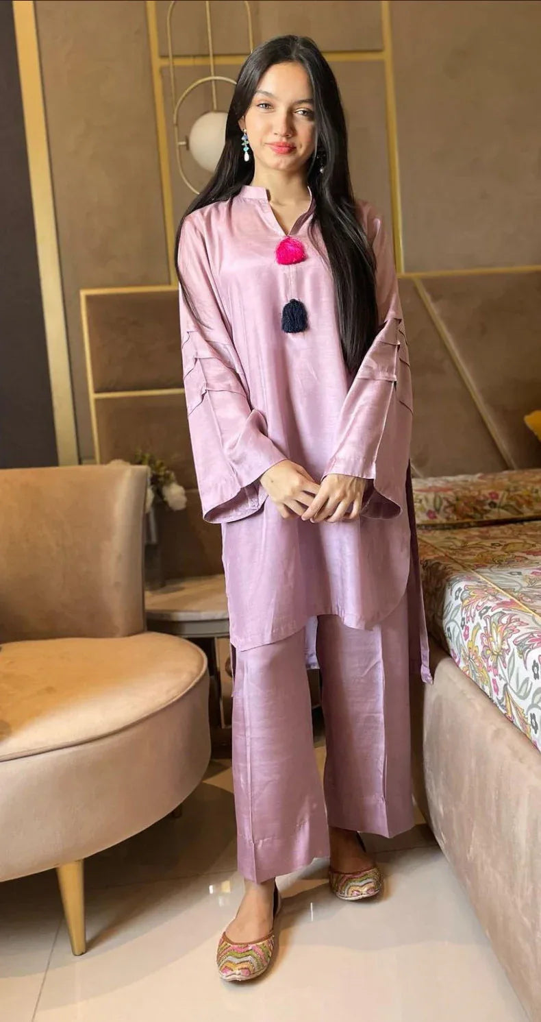 Pakistani Actress Aina Asif wearing a lilac two-piece cotton silk suit with a V-neckline shirt and culotte.