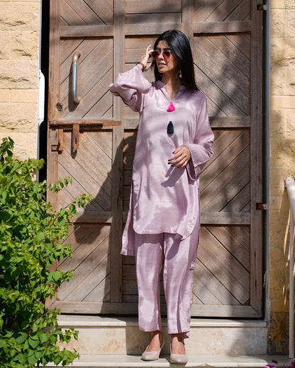Women wearing a lilac two-piece cotton silk suit with a V-neckline shirt and culotte.