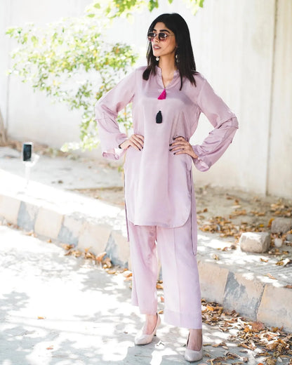 Women wearing a lilac two-piece cotton silk suit with a V-neckline shirt and culotte.